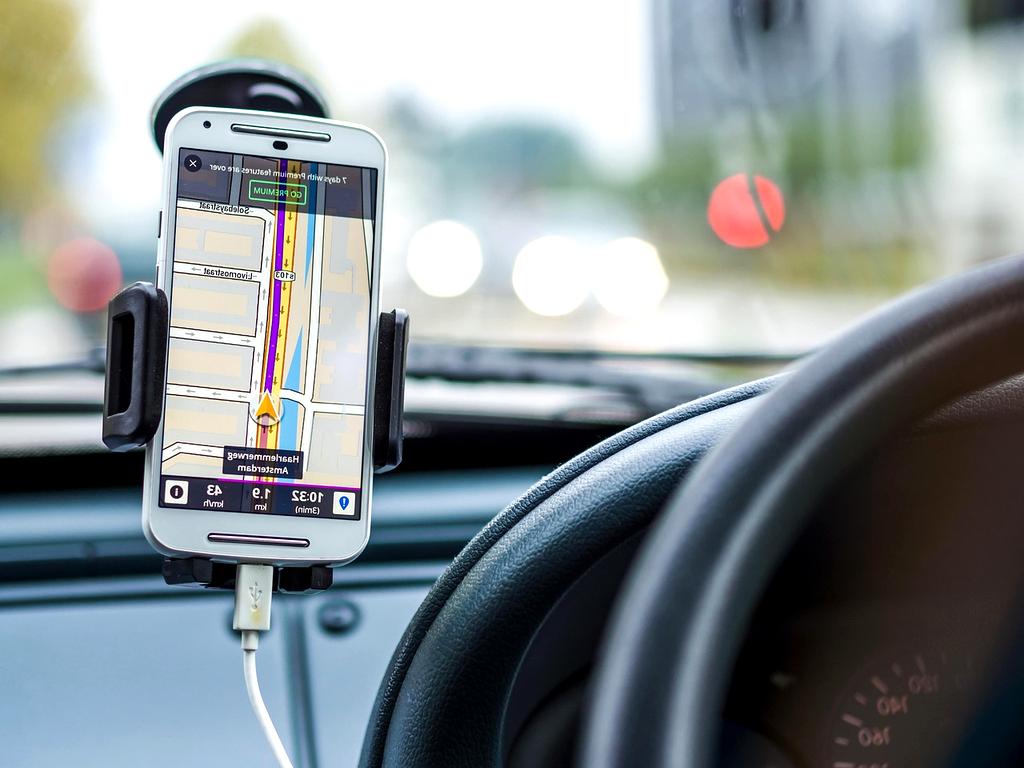 Smartfon wyświetlający aplikację bankowości cyfrowej z nałożoną ikoną tarczy, symbolizującą kwestie cyberbezpieczeństwa