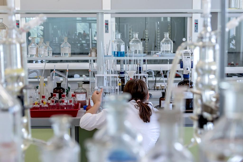 Naukowcy w niemieckim laboratorium pracujący nad materiałami magnetycznymi do AI